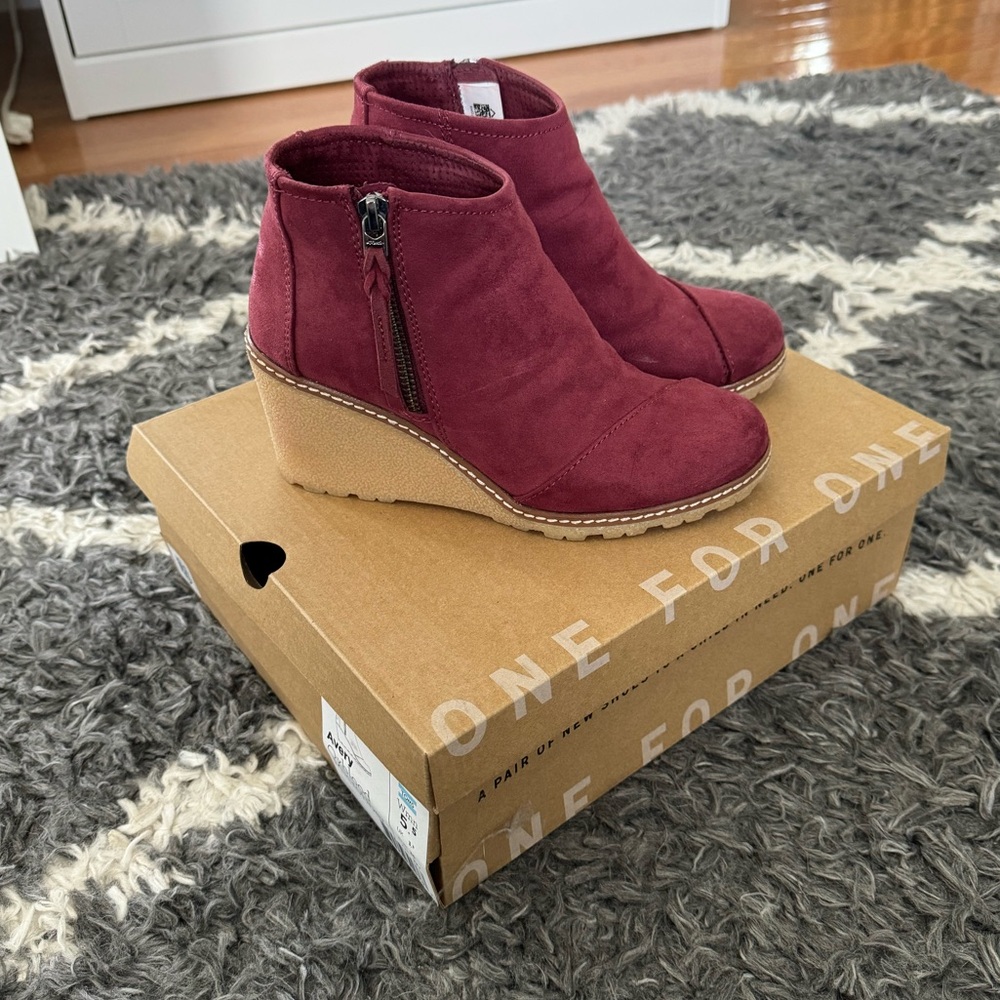 Tom’s Avery Oxblood Microfiber Wedges